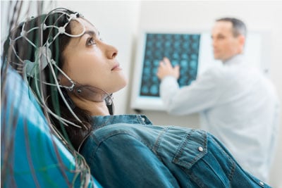 EEG-Messung-bei-einer-Frau
